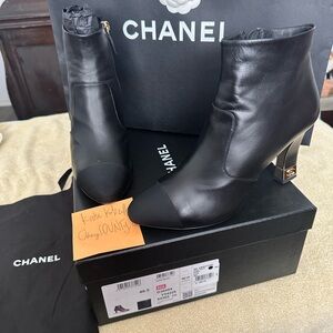 EUC 20A CHANEL Black Leather ankle CC accent gold boots 👢